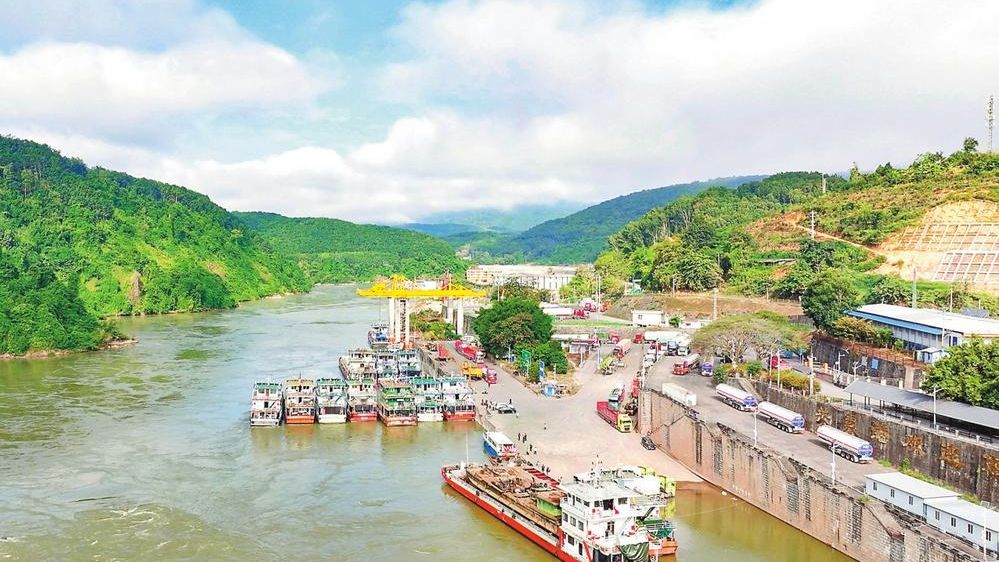 关累港口岸开放一年来客货两旺