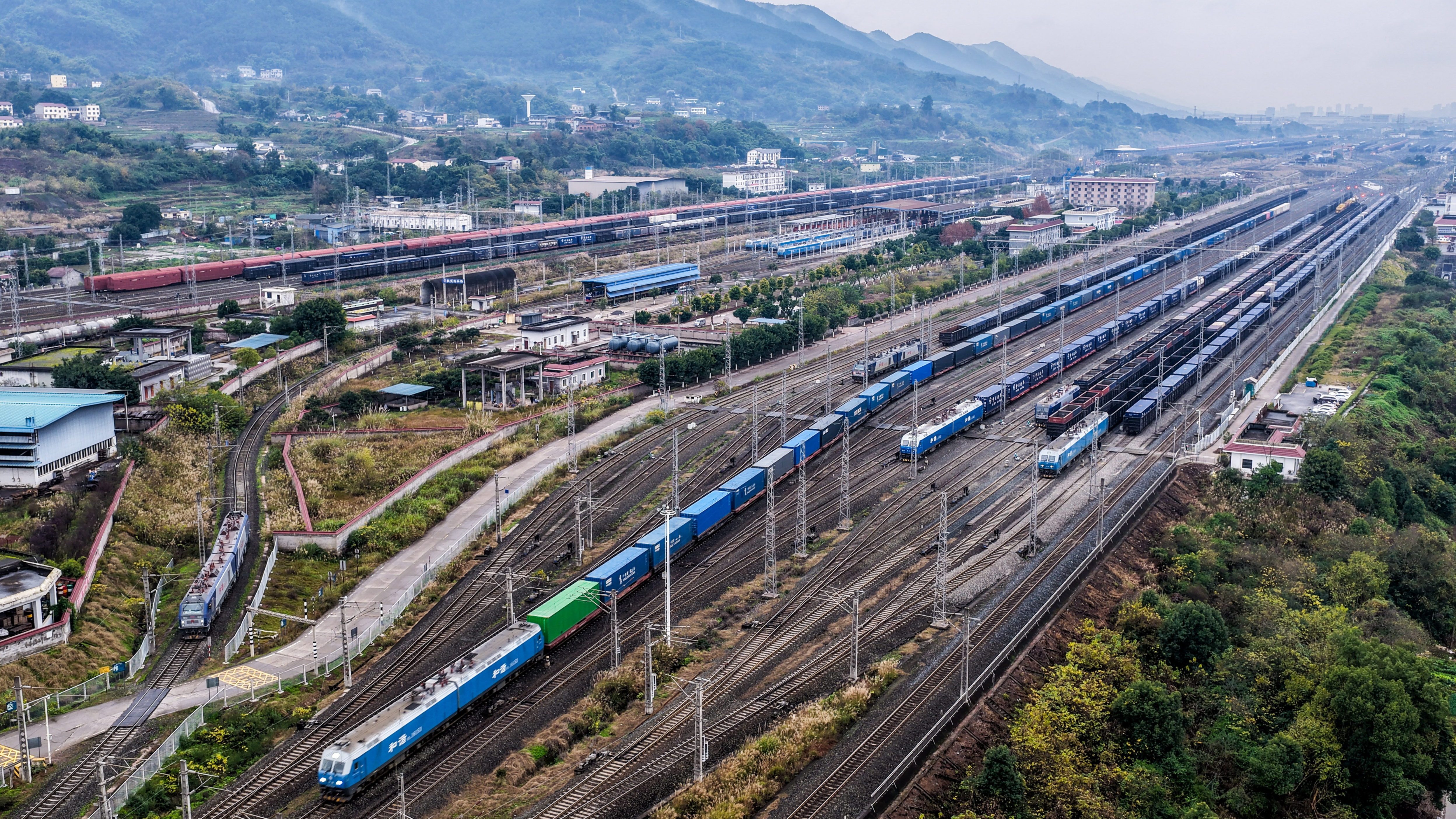 西南地区新年首趟中欧班列在渝发车