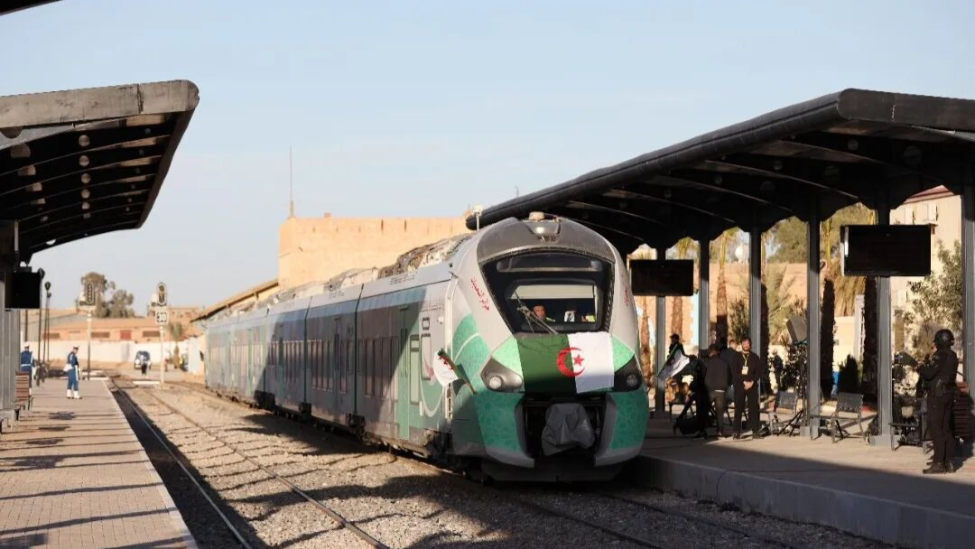 中企承建非洲首条沙漠重载铁路建成通车