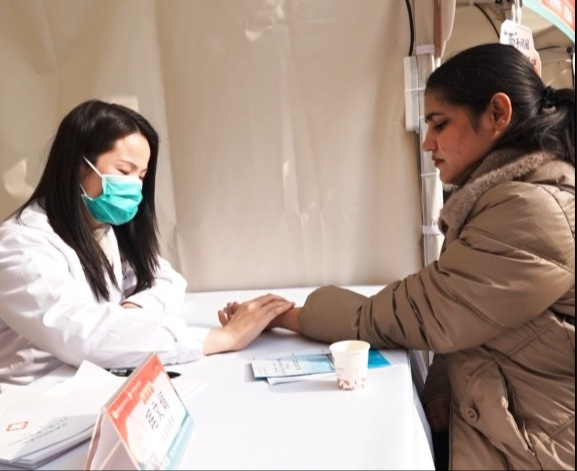 江西省中医院龙华杏林集：外籍留学生体验把脉问诊及中医茶饮