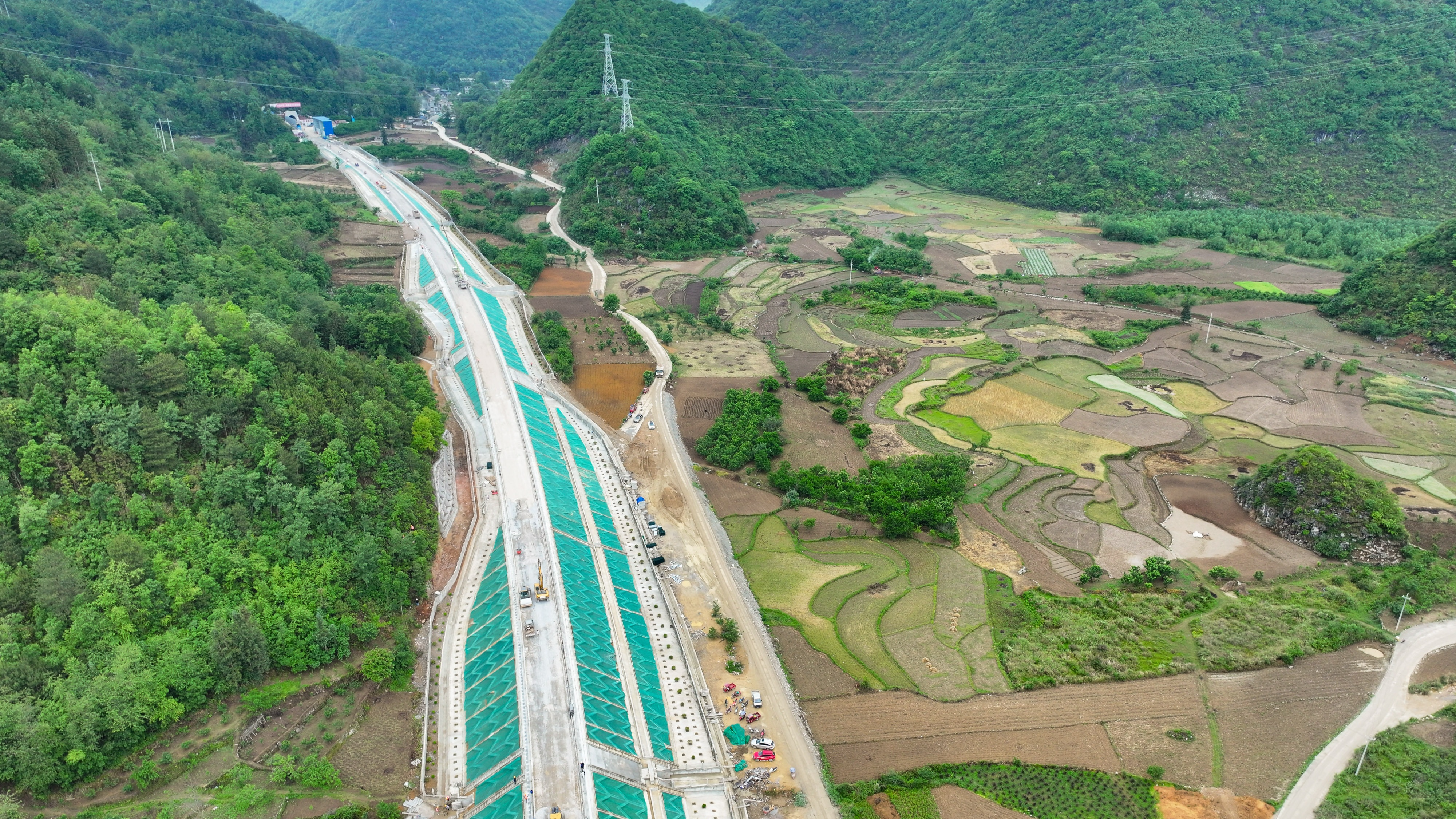 西部陆海新通道黄百铁路建设正酣