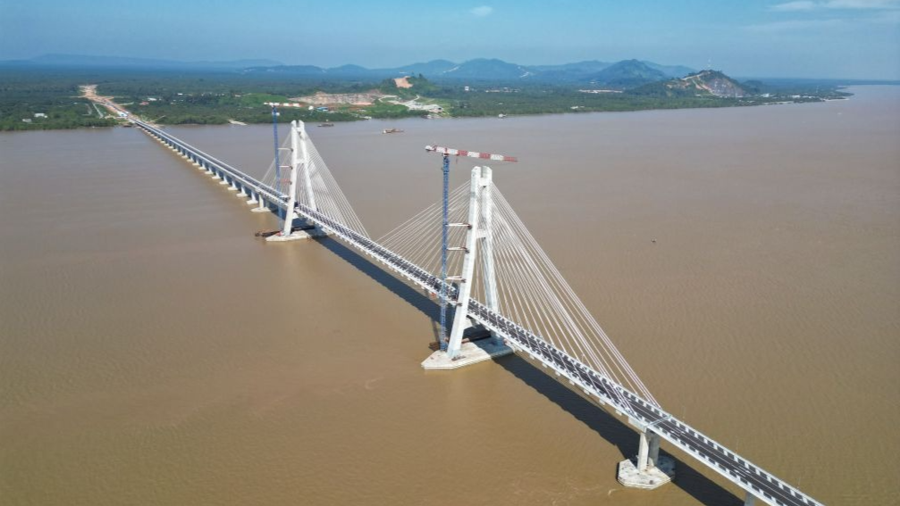 中企承建的马来西亚鲁巴跨海大桥正式通车