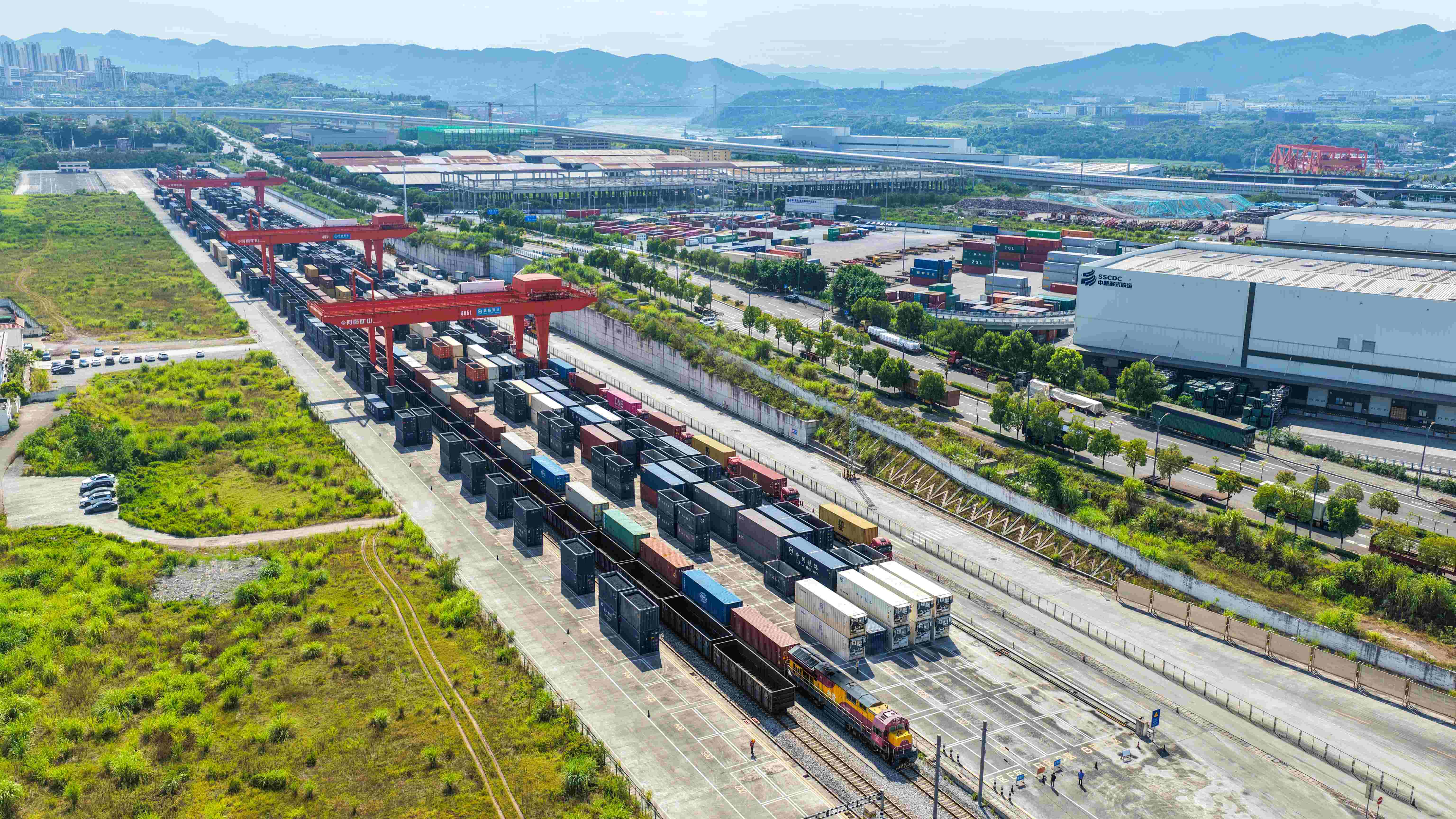 重庆西部陆海新通道铁路班列上半年开行量同比增幅超25%