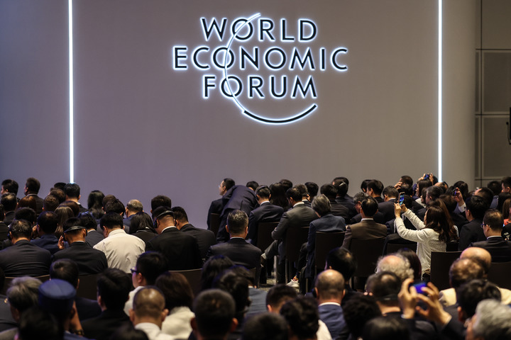 Début de la séance plénière d'ouverture du Forum d'été de Davos 2026
