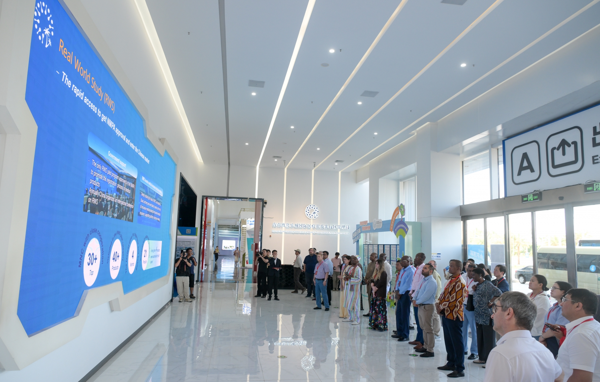 Enviados diplomáticos exploran la innovación científica y tecnológica y el desarrollo del Puerto de Libre Comercio de Hainan