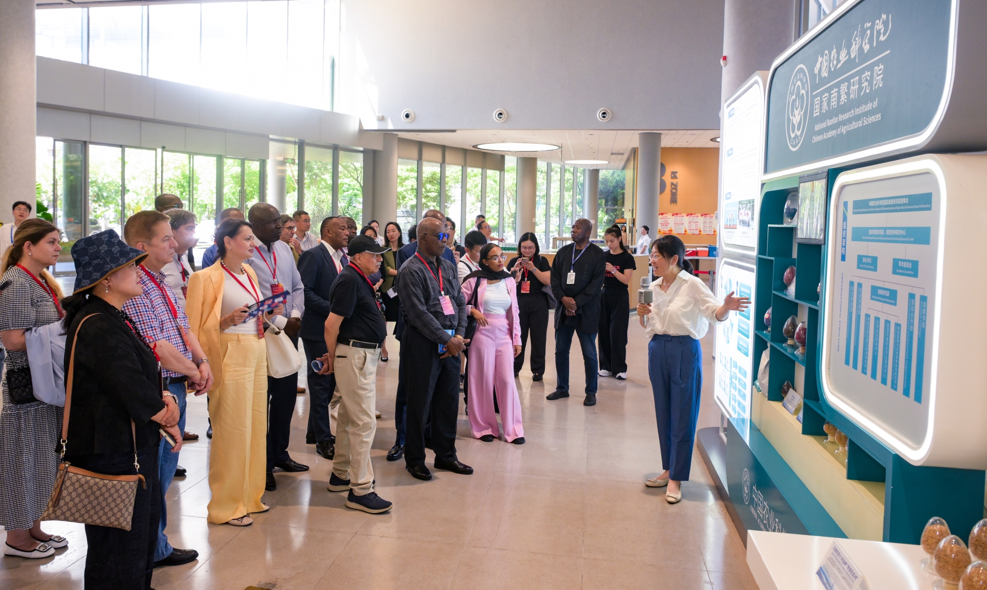 Enviados diplomáticos exploran la innovación científica y tecnológica y el desarrollo del Puerto de Libre Comercio de Hainan