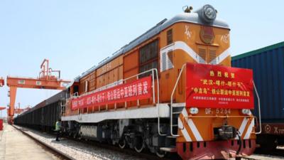 湖北首趟“中吉乌”铁公联运中亚班列开行