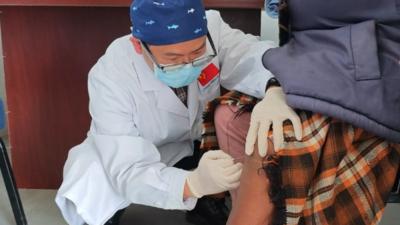 中国援莱索托医疗队携手非洲中医人士赴莱里贝区开展义诊