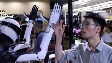 GLOBALink | Meet multi-talented robots at 2025 WAIC