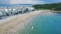 Tourists flock to China's Sanya during summer vacation