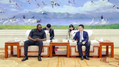 夏文勇会见纳米比亚霍马斯省省长萨姆·沙菲舒纳·努乔马