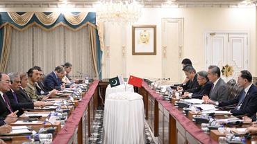 Pakistani PM meets Chinese FM on ties