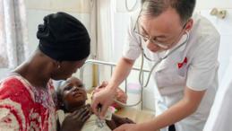 (Hello Africa) Chinese doctors bring healthcare to Sierra Leone despite challenges