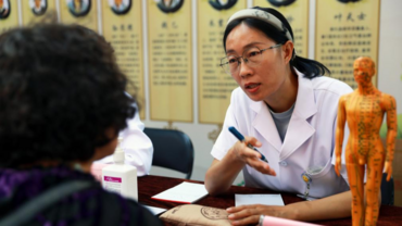 Economic Watch: Herbal medicine expo boosts China's TCM global reach