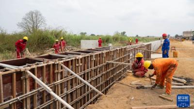 通讯丨中国经验助力改善刚果（布）道路交通——记中企承建黑角市政道路项目