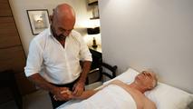 Feature: British man promotes Chinese acupuncture in new book, treatments