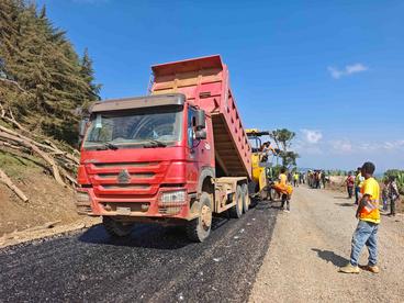 中企承建埃塞公路项目启动路面沥青摊铺作业