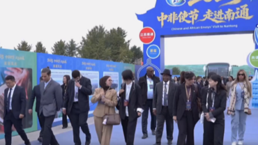 GLOBALink | African envoys tour Chinese textile hub to boost cooperation