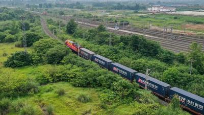 光轨纪·中欧班列故事 | 铁轨与青绿