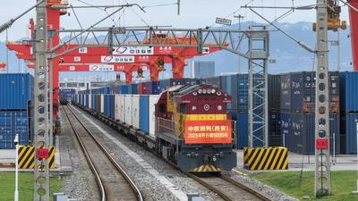 这十余年，中欧班列（西安）跑出了内陆开放“加速度”