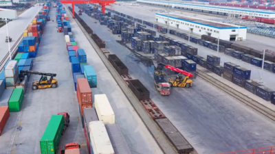 “钢铁驼队”带动中企“拓网”“出海”