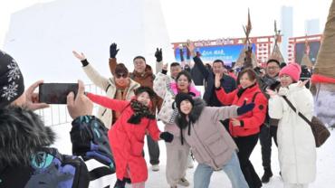 Ice collecting festival kicks off in Harbin, NE China's Heilongjiang