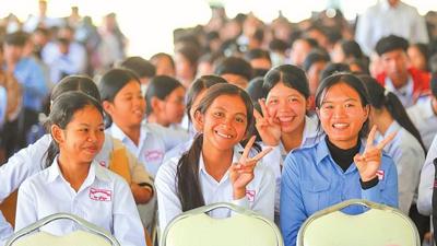 中柬携手举办“希望之光点亮澜湄书屋”民生捐赠活动