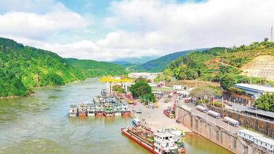 关累港口岸开放一年来客货两旺