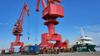 海南自贸港启动全岛封关   三亚港“二线口岸”第一批出岛货物顺利通关