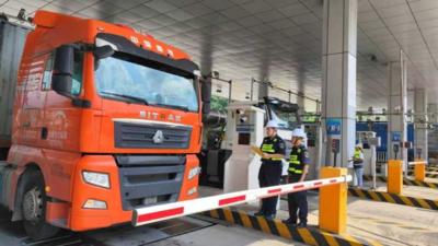 广西友谊关口岸海关监管进出境车辆突破百万辆