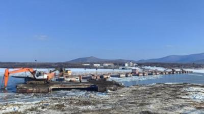 饶河口岸至俄罗斯浮箱固冰通道搭建完成