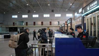 黑龙江黑河口岸迎来首批中国免签入境俄罗斯游客