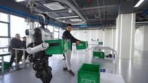 Egyptian student explores robot training ground in Hefei, China