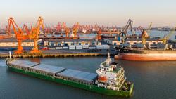 港口作业忙 力争“开门红”