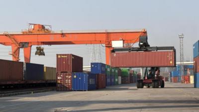 浙江义乌：“钢铁驼队”运货忙