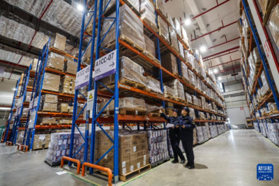 浙江义乌：“钢铁驼队”拉来“洋年货”