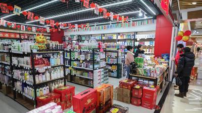 浙江义乌：“钢铁驼队”拉来“洋年货”