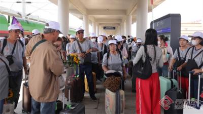 中老铁路“春运热” 多国游客入境感受中国年