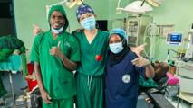 (Hello Africa) Chinese surgeons save Tanzanian conductor's fractured arm, restoring hope for family
