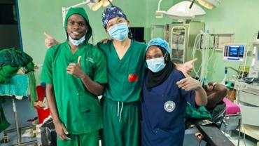 (Hello Africa) Chinese surgeons save Tanzanian conductor's fractured arm, restoring hope for family