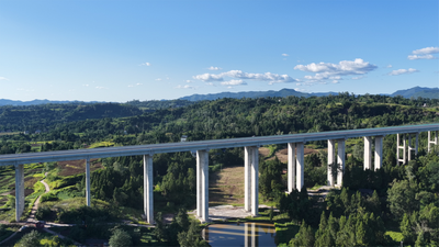 “红色动脉”贯秦巴　镇广高速点亮老区振兴路