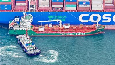 山东港口青岛港完成首批绿色甲醇“船对船”加注