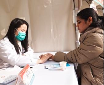 江西省中医院龙华杏林集：外籍留学生体验把脉问诊及中医茶饮