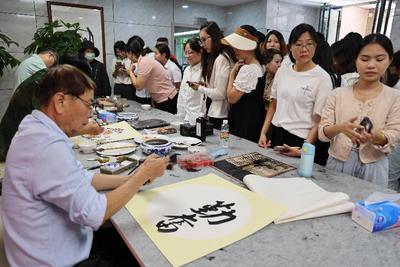 丹青绘元宵，翰墨凝“奋”心——海南省能源协会携书画名家进企，以文化服务赋能会长单位元宵节庆