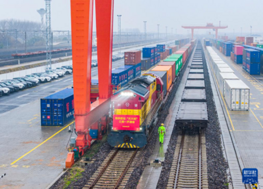 江苏扬州：江都——芦潮港海铁联运“天天班”开行