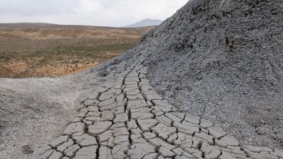 探访阿塞拜疆泥火山公园