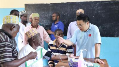 中国援桑给巴尔医卫专家开展世界水日相关教育义诊活动