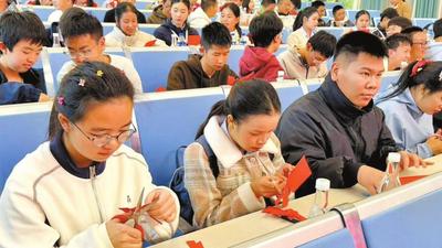 一纸春字寄深情 中老学生话友谊