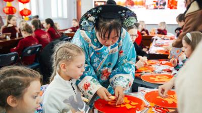 “我已经爱上它们了”​——俄罗斯青少年走进黑河市非遗展馆