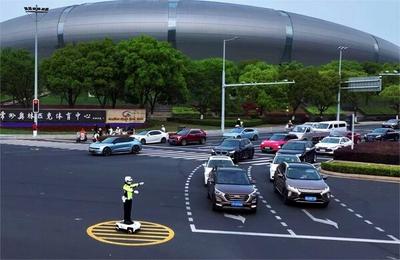 墨甲交警机器人护航苏超开幕赛高峰通行